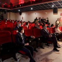 l teatro de Fuente del Maestre acogió hoy el acto institucional del Día de la Provincia de Badajoz
El cine-teatro Salón Modelo de Fuente del Maestre ha acogido hoy 26 de abril el acto institucional del Día de la Provincia con la entrega de las Medallas de Oro de 2020 y 2021. Los galardonados han coincidido en manifestar su orgullo por recibir esta distinción proveniente de su tierra. Unos premios, además, que como ha recordado el presidente provincial, Miguel Ángel Gallardo, sirven para "reforzar el municipalismo" y son reflejo "de lo que nace y crece en esta tierra".
Diputacion de Badajoz ,Fotografo Santiago Rodriguez Casado