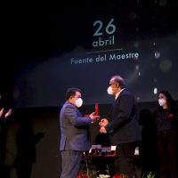 l teatro de Fuente del Maestre acogió hoy el acto institucional del Día de la Provincia de Badajoz
El cine-teatro Salón Modelo de Fuente del Maestre ha acogido hoy 26 de abril el acto institucional del Día de la Provincia con la entrega de las Medallas de Oro de 2020 y 2021. Los galardonados han coincidido en manifestar su orgullo por recibir esta distinción proveniente de su tierra. Unos premios, además, que como ha recordado el presidente provincial, Miguel Ángel Gallardo, sirven para "reforzar el municipalismo" y son reflejo "de lo que nace y crece en esta tierra".
Diputacion de Badajoz ,Fotografo Santiago Rodriguez Casado