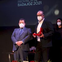 l teatro de Fuente del Maestre acogió hoy el acto institucional del Día de la Provincia de Badajoz
El cine-teatro Salón Modelo de Fuente del Maestre ha acogido hoy 26 de abril el acto institucional del Día de la Provincia con la entrega de las Medallas de Oro de 2020 y 2021. Los galardonados han coincidido en manifestar su orgullo por recibir esta distinción proveniente de su tierra. Unos premios, además, que como ha recordado el presidente provincial, Miguel Ángel Gallardo, sirven para "reforzar el municipalismo" y son reflejo "de lo que nace y crece en esta tierra".
Diputacion de Badajoz ,Fotografo Santiago Rodriguez Casado