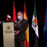 l teatro de Fuente del Maestre acogió hoy el acto institucional del Día de la Provincia de Badajoz
El cine-teatro Salón Modelo de Fuente del Maestre ha acogido hoy 26 de abril el acto institucional del Día de la Provincia con la entrega de las Medallas de Oro de 2020 y 2021. Los galardonados han coincidido en manifestar su orgullo por recibir esta distinción proveniente de su tierra. Unos premios, además, que como ha recordado el presidente provincial, Miguel Ángel Gallardo, sirven para "reforzar el municipalismo" y son reflejo "de lo que nace y crece en esta tierra".
Diputacion de Badajoz ,Fotografo Santiago Rodriguez Casado