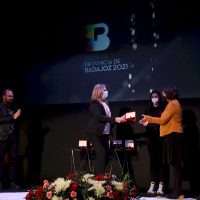 l teatro de Fuente del Maestre acogió hoy el acto institucional del Día de la Provincia de Badajoz
El cine-teatro Salón Modelo de Fuente del Maestre ha acogido hoy 26 de abril el acto institucional del Día de la Provincia con la entrega de las Medallas de Oro de 2020 y 2021. Los galardonados han coincidido en manifestar su orgullo por recibir esta distinción proveniente de su tierra. Unos premios, además, que como ha recordado el presidente provincial, Miguel Ángel Gallardo, sirven para "reforzar el municipalismo" y son reflejo "de lo que nace y crece en esta tierra".
Diputacion de Badajoz ,Fotografo Santiago Rodriguez Casado