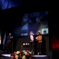 l teatro de Fuente del Maestre acogió hoy el acto institucional del Día de la Provincia de Badajoz
El cine-teatro Salón Modelo de Fuente del Maestre ha acogido hoy 26 de abril el acto institucional del Día de la Provincia con la entrega de las Medallas de Oro de 2020 y 2021. Los galardonados han coincidido en manifestar su orgullo por recibir esta distinción proveniente de su tierra. Unos premios, además, que como ha recordado el presidente provincial, Miguel Ángel Gallardo, sirven para "reforzar el municipalismo" y son reflejo "de lo que nace y crece en esta tierra".
Diputacion de Badajoz ,Fotografo Santiago Rodriguez Casado