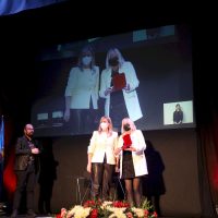 l teatro de Fuente del Maestre acogió hoy el acto institucional del Día de la Provincia de Badajoz
El cine-teatro Salón Modelo de Fuente del Maestre ha acogido hoy 26 de abril el acto institucional del Día de la Provincia con la entrega de las Medallas de Oro de 2020 y 2021. Los galardonados han coincidido en manifestar su orgullo por recibir esta distinción proveniente de su tierra. Unos premios, además, que como ha recordado el presidente provincial, Miguel Ángel Gallardo, sirven para "reforzar el municipalismo" y son reflejo "de lo que nace y crece en esta tierra".
Diputacion de Badajoz ,Fotografo Santiago Rodriguez Casado