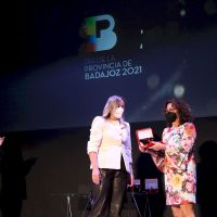 l teatro de Fuente del Maestre acogió hoy el acto institucional del Día de la Provincia de Badajoz
El cine-teatro Salón Modelo de Fuente del Maestre ha acogido hoy 26 de abril el acto institucional del Día de la Provincia con la entrega de las Medallas de Oro de 2020 y 2021. Los galardonados han coincidido en manifestar su orgullo por recibir esta distinción proveniente de su tierra. Unos premios, además, que como ha recordado el presidente provincial, Miguel Ángel Gallardo, sirven para "reforzar el municipalismo" y son reflejo "de lo que nace y crece en esta tierra".
Diputacion de Badajoz ,Fotografo Santiago Rodriguez Casado