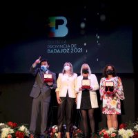l teatro de Fuente del Maestre acogió hoy el acto institucional del Día de la Provincia de Badajoz
El cine-teatro Salón Modelo de Fuente del Maestre ha acogido hoy 26 de abril el acto institucional del Día de la Provincia con la entrega de las Medallas de Oro de 2020 y 2021. Los galardonados han coincidido en manifestar su orgullo por recibir esta distinción proveniente de su tierra. Unos premios, además, que como ha recordado el presidente provincial, Miguel Ángel Gallardo, sirven para "reforzar el municipalismo" y son reflejo "de lo que nace y crece en esta tierra".
Diputacion de Badajoz ,Fotografo Santiago Rodriguez Casado