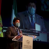 l teatro de Fuente del Maestre acogió hoy el acto institucional del Día de la Provincia de Badajoz
El cine-teatro Salón Modelo de Fuente del Maestre ha acogido hoy 26 de abril el acto institucional del Día de la Provincia con la entrega de las Medallas de Oro de 2020 y 2021. Los galardonados han coincidido en manifestar su orgullo por recibir esta distinción proveniente de su tierra. Unos premios, además, que como ha recordado el presidente provincial, Miguel Ángel Gallardo, sirven para "reforzar el municipalismo" y son reflejo "de lo que nace y crece en esta tierra".
Diputacion de Badajoz ,Fotografo Santiago Rodriguez Casado