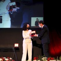 l teatro de Fuente del Maestre acogió hoy el acto institucional del Día de la Provincia de Badajoz
El cine-teatro Salón Modelo de Fuente del Maestre ha acogido hoy 26 de abril el acto institucional del Día de la Provincia con la entrega de las Medallas de Oro de 2020 y 2021. Los galardonados han coincidido en manifestar su orgullo por recibir esta distinción proveniente de su tierra. Unos premios, además, que como ha recordado el presidente provincial, Miguel Ángel Gallardo, sirven para "reforzar el municipalismo" y son reflejo "de lo que nace y crece en esta tierra".
Diputacion de Badajoz ,Fotografo Santiago Rodriguez Casado
