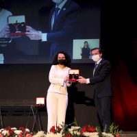 l teatro de Fuente del Maestre acogió hoy el acto institucional del Día de la Provincia de Badajoz
El cine-teatro Salón Modelo de Fuente del Maestre ha acogido hoy 26 de abril el acto institucional del Día de la Provincia con la entrega de las Medallas de Oro de 2020 y 2021. Los galardonados han coincidido en manifestar su orgullo por recibir esta distinción proveniente de su tierra. Unos premios, además, que como ha recordado el presidente provincial, Miguel Ángel Gallardo, sirven para "reforzar el municipalismo" y son reflejo "de lo que nace y crece en esta tierra".
Diputacion de Badajoz ,Fotografo Santiago Rodriguez Casado