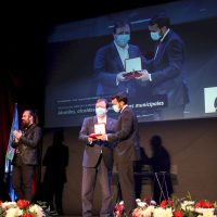 l teatro de Fuente del Maestre acogió hoy el acto institucional del Día de la Provincia de Badajoz
El cine-teatro Salón Modelo de Fuente del Maestre ha acogido hoy 26 de abril el acto institucional del Día de la Provincia con la entrega de las Medallas de Oro de 2020 y 2021. Los galardonados han coincidido en manifestar su orgullo por recibir esta distinción proveniente de su tierra. Unos premios, además, que como ha recordado el presidente provincial, Miguel Ángel Gallardo, sirven para "reforzar el municipalismo" y son reflejo "de lo que nace y crece en esta tierra".
Diputacion de Badajoz ,Fotografo Santiago Rodriguez Casado