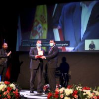 l teatro de Fuente del Maestre acogió hoy el acto institucional del Día de la Provincia de Badajoz
El cine-teatro Salón Modelo de Fuente del Maestre ha acogido hoy 26 de abril el acto institucional del Día de la Provincia con la entrega de las Medallas de Oro de 2020 y 2021. Los galardonados han coincidido en manifestar su orgullo por recibir esta distinción proveniente de su tierra. Unos premios, además, que como ha recordado el presidente provincial, Miguel Ángel Gallardo, sirven para "reforzar el municipalismo" y son reflejo "de lo que nace y crece en esta tierra".
Diputacion de Badajoz ,Fotografo Santiago Rodriguez Casado