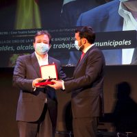l teatro de Fuente del Maestre acogió hoy el acto institucional del Día de la Provincia de Badajoz
El cine-teatro Salón Modelo de Fuente del Maestre ha acogido hoy 26 de abril el acto institucional del Día de la Provincia con la entrega de las Medallas de Oro de 2020 y 2021. Los galardonados han coincidido en manifestar su orgullo por recibir esta distinción proveniente de su tierra. Unos premios, además, que como ha recordado el presidente provincial, Miguel Ángel Gallardo, sirven para "reforzar el municipalismo" y son reflejo "de lo que nace y crece en esta tierra".
Diputacion de Badajoz ,Fotografo Santiago Rodriguez Casado