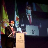 l teatro de Fuente del Maestre acogió hoy el acto institucional del Día de la Provincia de Badajoz
El cine-teatro Salón Modelo de Fuente del Maestre ha acogido hoy 26 de abril el acto institucional del Día de la Provincia con la entrega de las Medallas de Oro de 2020 y 2021. Los galardonados han coincidido en manifestar su orgullo por recibir esta distinción proveniente de su tierra. Unos premios, además, que como ha recordado el presidente provincial, Miguel Ángel Gallardo, sirven para "reforzar el municipalismo" y son reflejo "de lo que nace y crece en esta tierra".
Diputacion de Badajoz ,Fotografo Santiago Rodriguez Casado