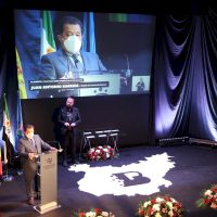 l teatro de Fuente del Maestre acogió hoy el acto institucional del Día de la Provincia de Badajoz
El cine-teatro Salón Modelo de Fuente del Maestre ha acogido hoy 26 de abril el acto institucional del Día de la Provincia con la entrega de las Medallas de Oro de 2020 y 2021. Los galardonados han coincidido en manifestar su orgullo por recibir esta distinción proveniente de su tierra. Unos premios, además, que como ha recordado el presidente provincial, Miguel Ángel Gallardo, sirven para "reforzar el municipalismo" y son reflejo "de lo que nace y crece en esta tierra".
Diputacion de Badajoz ,Fotografo Santiago Rodriguez Casado