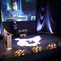 l teatro de Fuente del Maestre acogió hoy el acto institucional del Día de la Provincia de Badajoz
El cine-teatro Salón Modelo de Fuente del Maestre ha acogido hoy 26 de abril el acto institucional del Día de la Provincia con la entrega de las Medallas de Oro de 2020 y 2021. Los galardonados han coincidido en manifestar su orgullo por recibir esta distinción proveniente de su tierra. Unos premios, además, que como ha recordado el presidente provincial, Miguel Ángel Gallardo, sirven para "reforzar el municipalismo" y son reflejo "de lo que nace y crece en esta tierra".
Diputacion de Badajoz ,Fotografo Santiago Rodriguez Casado
