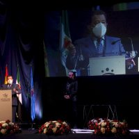 l teatro de Fuente del Maestre acogió hoy el acto institucional del Día de la Provincia de Badajoz
El cine-teatro Salón Modelo de Fuente del Maestre ha acogido hoy 26 de abril el acto institucional del Día de la Provincia con la entrega de las Medallas de Oro de 2020 y 2021. Los galardonados han coincidido en manifestar su orgullo por recibir esta distinción proveniente de su tierra. Unos premios, además, que como ha recordado el presidente provincial, Miguel Ángel Gallardo, sirven para "reforzar el municipalismo" y son reflejo "de lo que nace y crece en esta tierra".
Diputacion de Badajoz ,Fotografo Santiago Rodriguez Casado