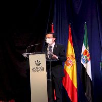 l teatro de Fuente del Maestre acogió hoy el acto institucional del Día de la Provincia de Badajoz
El cine-teatro Salón Modelo de Fuente del Maestre ha acogido hoy 26 de abril el acto institucional del Día de la Provincia con la entrega de las Medallas de Oro de 2020 y 2021. Los galardonados han coincidido en manifestar su orgullo por recibir esta distinción proveniente de su tierra. Unos premios, además, que como ha recordado el presidente provincial, Miguel Ángel Gallardo, sirven para "reforzar el municipalismo" y son reflejo "de lo que nace y crece en esta tierra".
Diputacion de Badajoz ,Fotografo Santiago Rodriguez Casado
