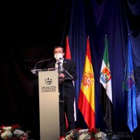 l teatro de Fuente del Maestre acogió hoy el acto institucional del Día de la Provincia de Badajoz
El cine-teatro Salón Modelo de Fuente del Maestre ha acogido hoy 26 de abril el acto institucional del Día de la Provincia con la entrega de las Medallas de Oro de 2020 y 2021. Los galardonados han coincidido en manifestar su orgullo por recibir esta distinción proveniente de su tierra. Unos premios, además, que como ha recordado el presidente provincial, Miguel Ángel Gallardo, sirven para "reforzar el municipalismo" y son reflejo "de lo que nace y crece en esta tierra".
Diputacion de Badajoz ,Fotografo Santiago Rodriguez Casado