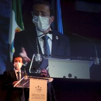 l teatro de Fuente del Maestre acogió hoy el acto institucional del Día de la Provincia de Badajoz
El cine-teatro Salón Modelo de Fuente del Maestre ha acogido hoy 26 de abril el acto institucional del Día de la Provincia con la entrega de las Medallas de Oro de 2020 y 2021. Los galardonados han coincidido en manifestar su orgullo por recibir esta distinción proveniente de su tierra. Unos premios, además, que como ha recordado el presidente provincial, Miguel Ángel Gallardo, sirven para "reforzar el municipalismo" y son reflejo "de lo que nace y crece en esta tierra".
Diputacion de Badajoz ,Fotografo Santiago Rodriguez Casado