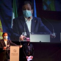l teatro de Fuente del Maestre acogió hoy el acto institucional del Día de la Provincia de Badajoz
El cine-teatro Salón Modelo de Fuente del Maestre ha acogido hoy 26 de abril el acto institucional del Día de la Provincia con la entrega de las Medallas de Oro de 2020 y 2021. Los galardonados han coincidido en manifestar su orgullo por recibir esta distinción proveniente de su tierra. Unos premios, además, que como ha recordado el presidente provincial, Miguel Ángel Gallardo, sirven para "reforzar el municipalismo" y son reflejo "de lo que nace y crece en esta tierra".
Diputacion de Badajoz ,Fotografo Santiago Rodriguez Casado