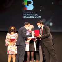 l teatro de Fuente del Maestre acogió hoy el acto institucional del Día de la Provincia de Badajoz
El cine-teatro Salón Modelo de Fuente del Maestre ha acogido hoy 26 de abril el acto institucional del Día de la Provincia con la entrega de las Medallas de Oro de 2020 y 2021. Los galardonados han coincidido en manifestar su orgullo por recibir esta distinción proveniente de su tierra. Unos premios, además, que como ha recordado el presidente provincial, Miguel Ángel Gallardo, sirven para "reforzar el municipalismo" y son reflejo "de lo que nace y crece en esta tierra".
Diputacion de Badajoz ,Fotografo Santiago Rodriguez Casado