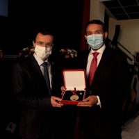 l teatro de Fuente del Maestre acogió hoy el acto institucional del Día de la Provincia de Badajoz
El cine-teatro Salón Modelo de Fuente del Maestre ha acogido hoy 26 de abril el acto institucional del Día de la Provincia con la entrega de las Medallas de Oro de 2020 y 2021. Los galardonados han coincidido en manifestar su orgullo por recibir esta distinción proveniente de su tierra. Unos premios, además, que como ha recordado el presidente provincial, Miguel Ángel Gallardo, sirven para "reforzar el municipalismo" y son reflejo "de lo que nace y crece en esta tierra".
Diputacion de Badajoz ,Fotografo Santiago Rodriguez Casado