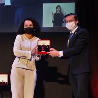 l teatro de Fuente del Maestre acogió hoy el acto institucional del Día de la Provincia de Badajoz
El cine-teatro Salón Modelo de Fuente del Maestre ha acogido hoy 26 de abril el acto institucional del Día de la Provincia con la entrega de las Medallas de Oro de 2020 y 2021. Los galardonados han coincidido en manifestar su orgullo por recibir esta distinción proveniente de su tierra. Unos premios, además, que como ha recordado el presidente provincial, Miguel Ángel Gallardo, sirven para "reforzar el municipalismo" y son reflejo "de lo que nace y crece en esta tierra".
Diputacion de Badajoz ,Fotografo Santiago Rodriguez Casado